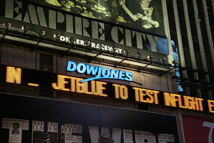 Chỉ số công nghiệp trung bình Dow Jones vấp ngã vào thứ Hai sau khi triển vọng lạm phát tiêu dùng tăng