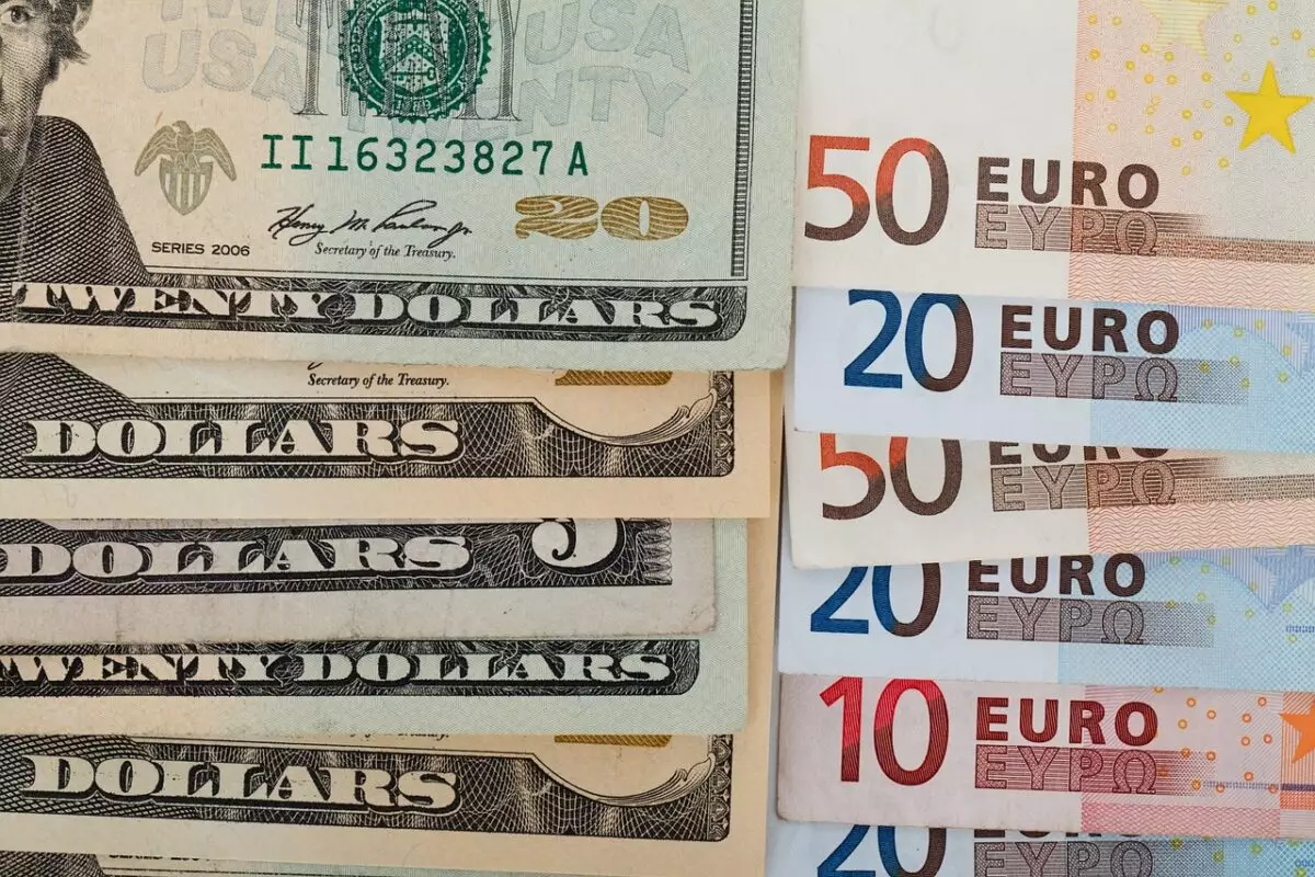 EUR/USD: Đồng euro đã giảm xuống mức thấp nhất trong 10 ngày tại ngưỡng 1,1059 USD sau khi đạt mức cao nhất 13 tháng vào thứ Sáu là 1,1201 USD